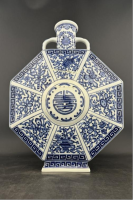 乾隆年制青花壽字八方貫耳瓶