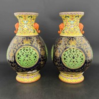 清乾隆霽藍(lán)釉描金鏤空轉(zhuǎn)心瓶