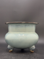 宋代鈞窯月白釉三足爐