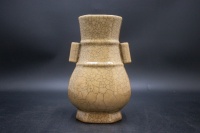 宋代哥窯米黃釉貫耳瓶