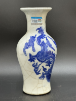 青花龍紋開片觀音瓶